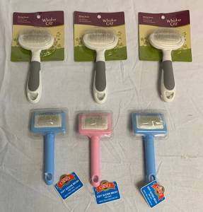 lot 179 image: Slicker brushes for cats