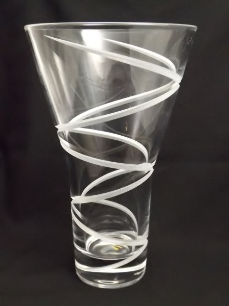 lot 25 image: Dunkeld by Edinburgh crystal Etched crystal 12 flower vase