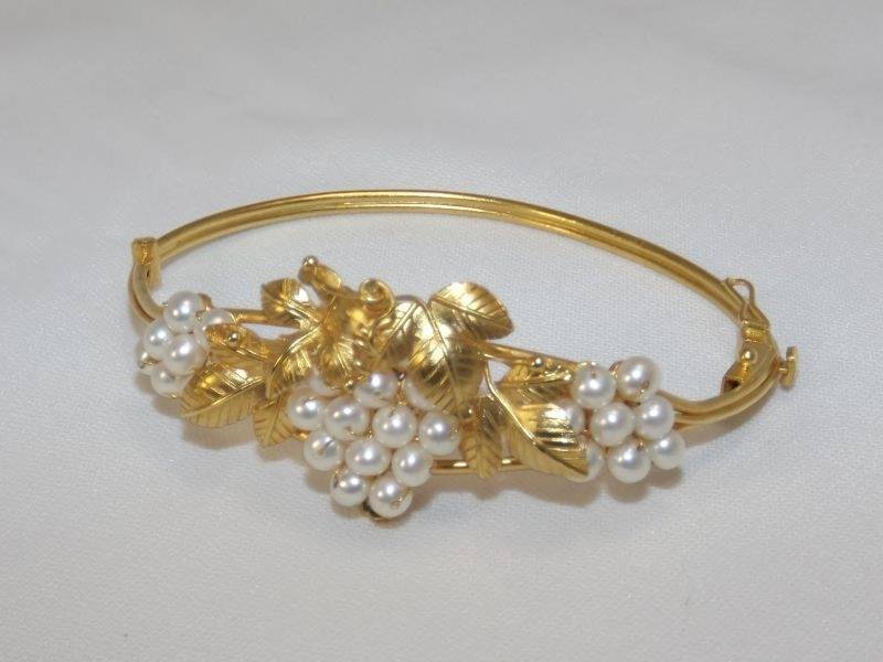 lot 32 image: 18K gold & pearl Kostas Antoniou bracelet