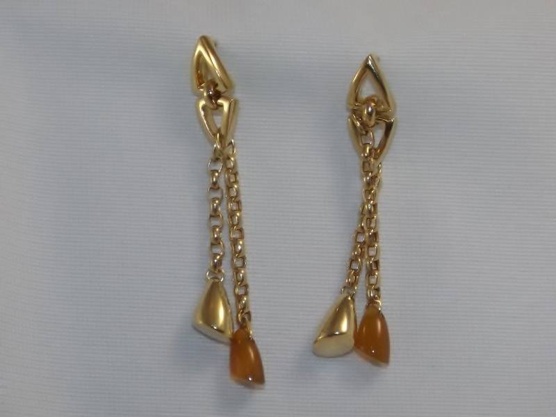 lot 36 image: 18K gold & agate 5.09 carats drop earrings