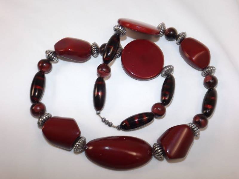 lot 43 image: Argentinian Large resin red fashion necklace