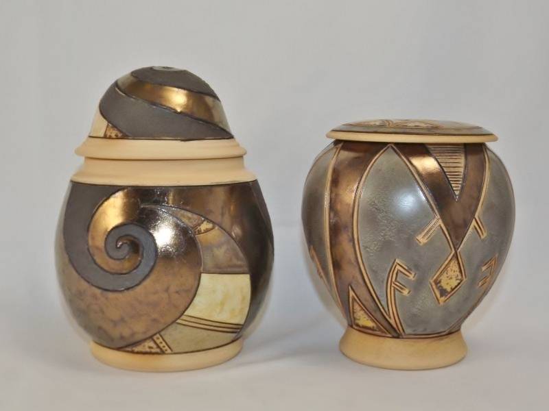 lot 56 image: Hand made in Bulgaria Terra cotta sugar and creamer jars