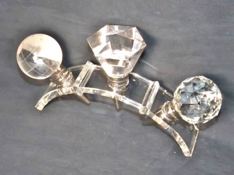 lot 59 image: Solid Crystal wine stoppers