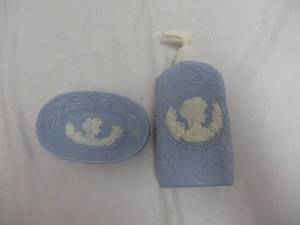 lot 29 image: Cameo Design On Soap Dish And Pumper