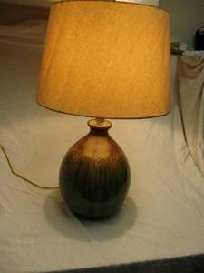 lot 1 image: Large Classic Ceramic Vessel Shape Desk Lamp, Beautiful Green With Dripping Brown And Gold Glaze, And Shade