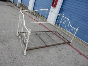 lot 86 image: Vintage White-Iron Daybed Frame. And Springs