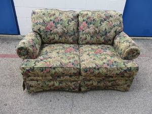 lot 73 image: Broyhill -Tapestry Looking Cloth Covered- Loveseat