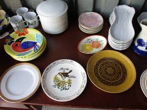 lot 97 image: Nice Large Lot Of Mixed Vintage Plates, Bowls, Dishes, Trays and Platers