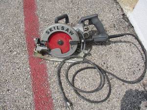 lot 104 image: SKILSAW SPT77W-01 15-Amp 7-14-Inch Aluminum Worm Drive Circular Saw