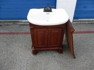 lot 79 image: Bathroom Vanity Set- Free Standing  With Wall Mirror, And Extras,  Matches # 77 & 78
