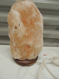 lot 41 image: Pink Salt rock lamp on wood disk electric.
