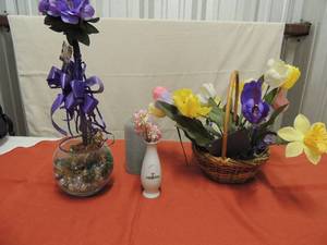 lot 78 image: Home dcor- wicker basket with lilies, 6 white golf design vase, clear glass bowl with marbles purple flowers