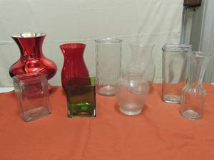 lot 84 image: 9 various and assorted vases-red, green, glass, bubble glass