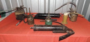 lot 13 image: 5 Oiler oil cans ( pump & thumb types) , 2 hand pump grease guns