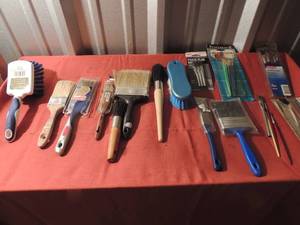 lot 110 image: Large lot of paint brushes and several scrub brushes