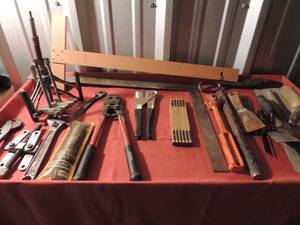 lot 117 image: Tool lot-levels, putty knife, single line riveter, lock cutter hand impact tool set