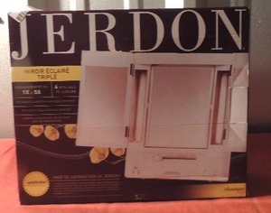 lot 124 image: Jordon makeup mirror in original box, used, needs cleaning