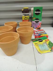 lot 131 image: 5 mini flower pots with bottom plate miracle grow used and miracle grow food sticks