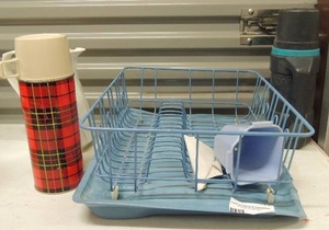 lot 136 image: Used blue dish drain 3 thermous coffeemugs beverage jug with lid