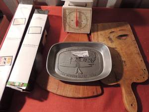 lot 139 image: Fox run non stick silicone, matts x 2 NEW, square pecan wood plaque, 2 wooden cutting boards