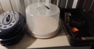 lot 167 image: Blue roasting pan with lid, black roaster no lid Cake plate with cover and dough plateau