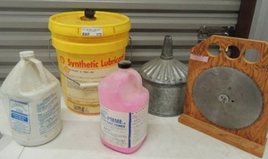 lot 175 image: Used bucket of Spirox 575w 90 oil Ashburn 9000 water soluble cutting oil Mel-primer water base sharper on wood stand tin oil filter