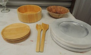 lot 192 image: 4- 6 wooden plates   large wooden bowl   oval wood salad bowl  12 pizza pans
