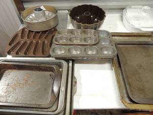 lot 201 image: New & preowned Bake ware- cookie sheets, Bundt cake pans, pizza pans, corn design cornbread pans