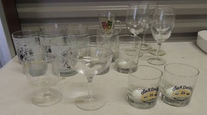 lot 206 image: Various bar ware glasses and 4 wine glasses