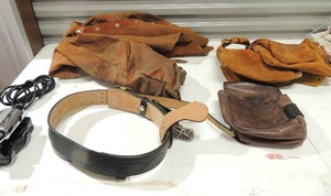 lot 211 image: Assorted welding leathers & leather pouch bags,   belt