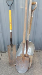 lot 248 image: 4 different sizes of shovels