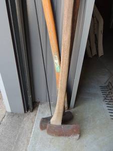 lot 252 image: 2 sledge hammers with one extra handle