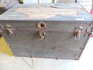 lot 264 image: Antique trunk 23x36x22