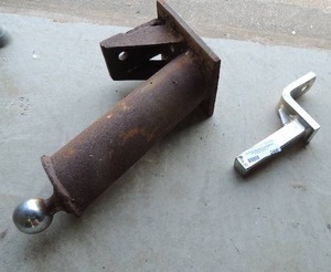 lot 266 image: 2 trailer hitches