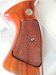lot 286 image: S&W PISTOL GRIP Wood with medallion