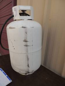 lot 280 image: Propane tank with connectors 32.4 liter white