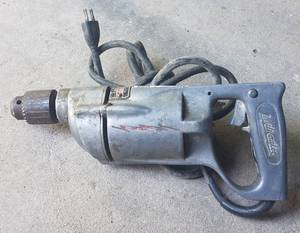 lot 82 image: MILWAUKEE ELECTRIC DRILL 0950-1 AS SHOWN.