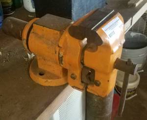 lot 112 image: MIGHTY BENCH VISE AS SHOWN.