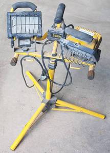 lot 143 image: 500W DUAL LIGHTS WITH STAND AS SHOWN.