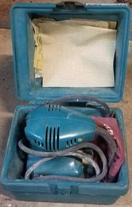 lot 173 image: MAKITA FINISHING SANDER MODEL BO4552 AS SHOWN.