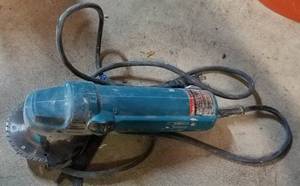 lot 185 image: MAKITA 4 IN DISC GRINDER MODEL 9514B AS SHOWN.