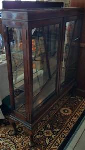 lot 24 image: VINTAGE CURIO CABINET WITH DUAL GLASS DOORS AND INSIDE SHELVES IN STYLECOLORCONDITION SHOWN.