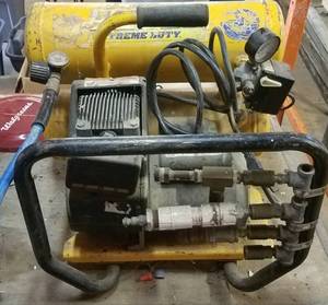 lot 223 image: EXTREME DUTY AIR COMPRESSOR MODEL WL505807AJ WITH AIR HOSE AS SHOWN.