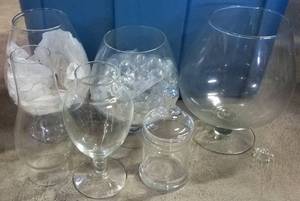 lot 262 image: ASSORTED GLASS VASES AS SHOWN.