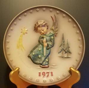 lot 25 image: 1971 FIRST EDITION M.J. HUMMEL PORCELAIN AND HAND PAINTED ANNUAL PLATE IN ITS ORIGINAL BOX AND IN EXCELLENT CONDITION AS SHOWN. MEASURES APPROX. 7.5 IN DIAMETER. (100TH ANNIVERSARY EDITION)