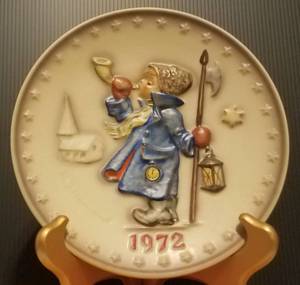lot 26 image: 1972 M.J. HUMMEL PORCELAIN AND HAND PAINTED 2ND ANNUAL PLATE IN ITS ORIGINAL BOX AND IN EXCELLENT CONDITION AS SHOWN. MEASURES APPROX. 7.5 IN DIAMETER.