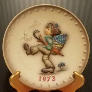 lot 27 image: 1973 M.J. HUMMEL PORCELAIN AND HAND PAINTED 3RD ANNUAL PLATE IN ITS ORIGINAL BOX AND IN EXCELLENT CONDITION AS SHOWN. MEASURES APPROX. 7.5 IN DIAMETER.