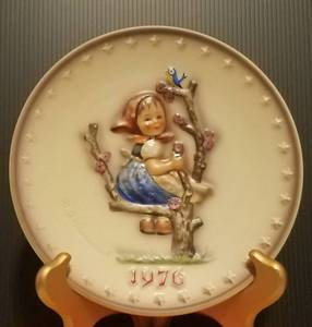 lot 30 image: 1976 M.J. HUMMEL PORCELAIN AND HAND PAINTED 6TH ANNUAL PLATE IN ITS ORIGINAL BOX AND IN EXCELLENT CONDITION AS SHOWN. MEASURES APPROX. 7.5 IN DIAMETER.