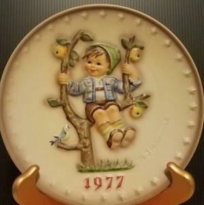 lot 31 image: 1977 M.J. HUMMEL PORCELAIN AND HAND PAINTED 7TH ANNUAL PLATE IN ITS ORIGINAL BOX AND IN EXCELLENT CONDITION AS SHOWN. MEASURES APPROX. 7.5 IN DIAMETER.