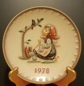 lot 32 image: 1978 M.J. HUMMEL PORCELAIN AND HAND PAINTED 8TH ANNUAL PLATE IN ITS ORIGINAL BOX AND IN EXCELLENT CONDITION AS SHOWN. MEASURES APPROX. 7.5 IN DIAMETER.